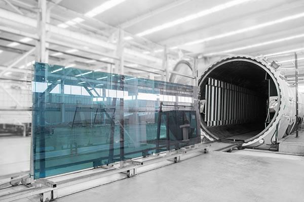 اتوکلاو در تولید شیشه ایمنی خودرو